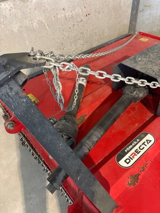 Desbrozadora de cadenas roja