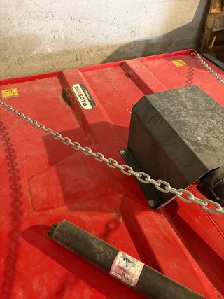 Desbrozadora de cadenas roja