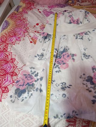 Vestido blanco con flores rosas