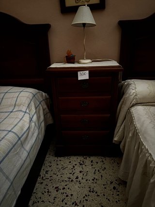 Mesita de noche de madera