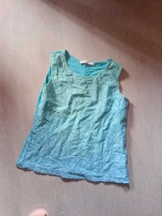 Camiseta estampada azul y verde