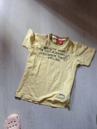 Camiseta estampada azul y verde