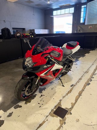 Suzuki GSX-R 600 K7 Roja y Blanca