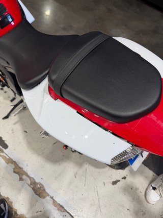 Suzuki GSX-R 600 K7 Roja y Blanca