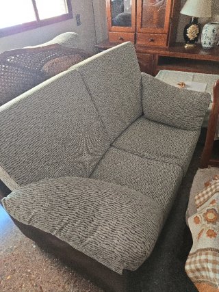 Sofá de tela marrón y gris