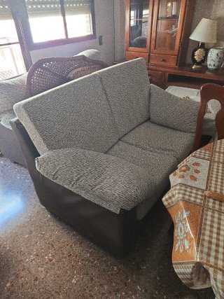 Sofá de tela marrón y gris
