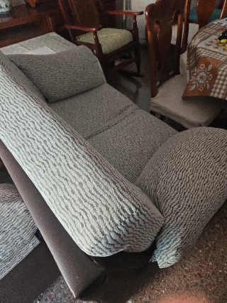 Sofá de tela marrón y gris