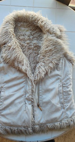 Chaleco de piel beige con pelo