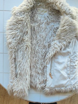 Chaleco de piel beige con pelo