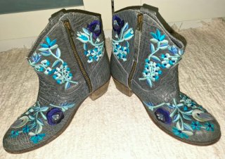 Botines de cuero bordados de flores grises y azul