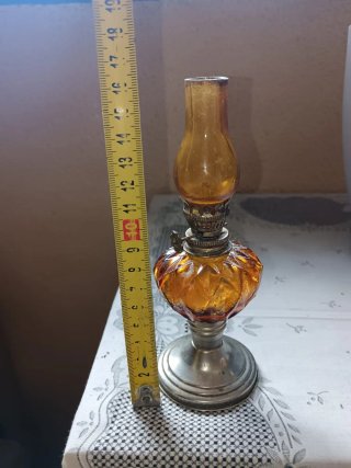 Quinqué miniatura ámbar y metal