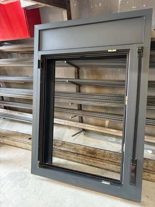 Ventana aluminio gris con cristal abatible