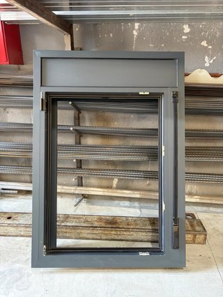 Ventana aluminio gris con cristal abatible
