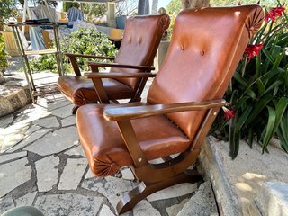Elegantes Sillones Madera y Piel Marrón