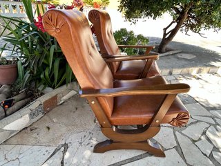 Elegantes Sillones Madera y Piel Marrón