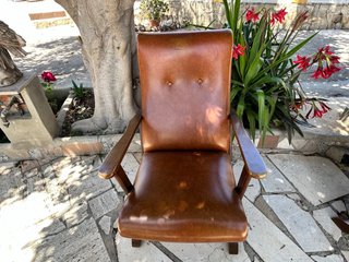 Elegantes Sillones Madera y Piel Marrón