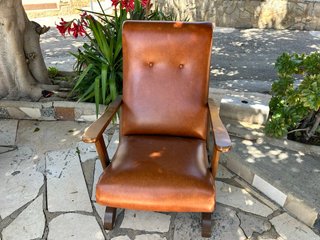 Elegantes Sillones Madera y Piel Marrón