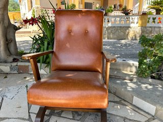 Elegantes Sillones Madera y Piel Marrón