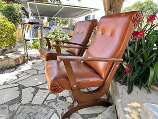 Elegantes Sillones Madera y Piel Marrón
