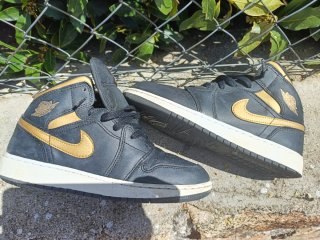 Zapatillas Nike Air Jordan 1 Negras y Doradas