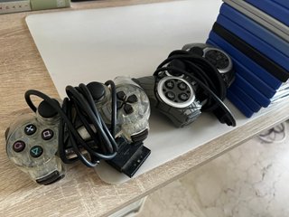 Lote PS2: 2 Consolas, 24 Videojuegos y 4 Mandos,