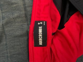 Pantaloncini sportivi Abercrombie S neri e rossi