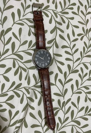 Reloj de pulsera marrón y gris