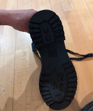 Botas negras con cordones y cremallera