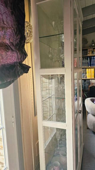 Vitrina de cristal y madera blanco roto