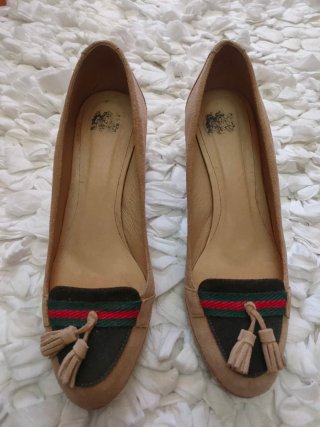 Mocasines tacón beige con borlas