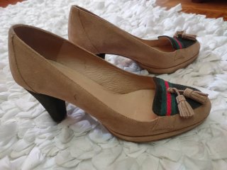 Mocasines tacón beige con borlas