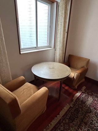 Juego de sillón y mesa auxiliar