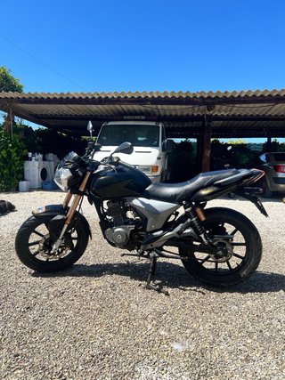 Moto 125cc Naked Negra y Dorada