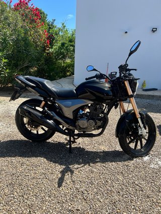 Moto 125cc Naked Negra y Dorada