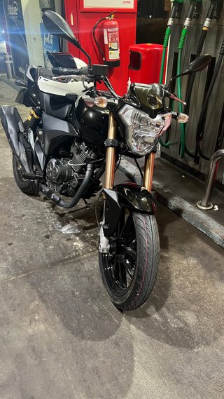 Moto 125cc Naked Negra y Dorada