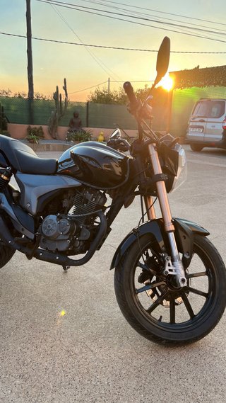 Moto 125cc Naked Negra y Dorada