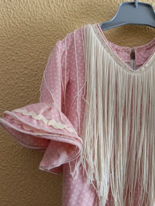 Traje de flamenca rosa con lunares blancos