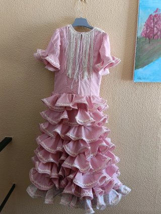 Traje de flamenca rosa con lunares blancos