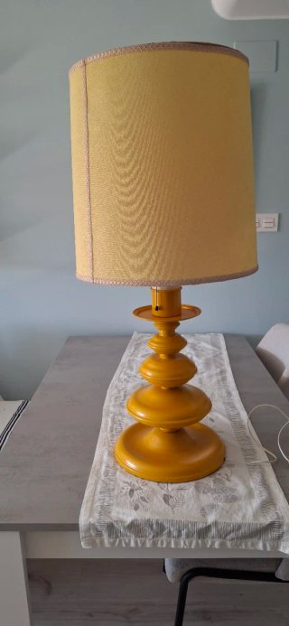 Lámpara de mesa amarilla