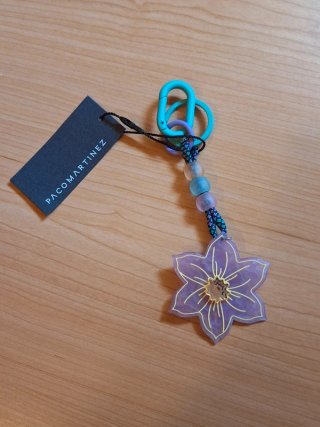 Llavero flor lila Paco Martínez