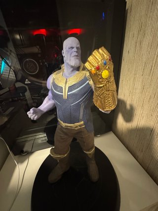 Figura Thanos Edición Limitada Marvel 40cm