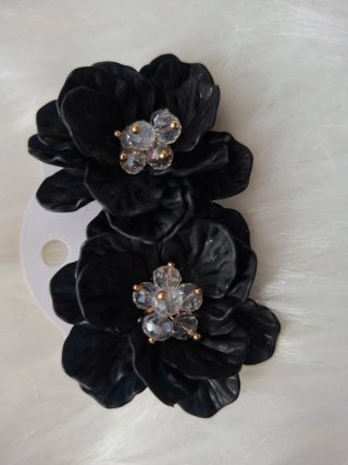Orecchini fiore nero con dettagli oro