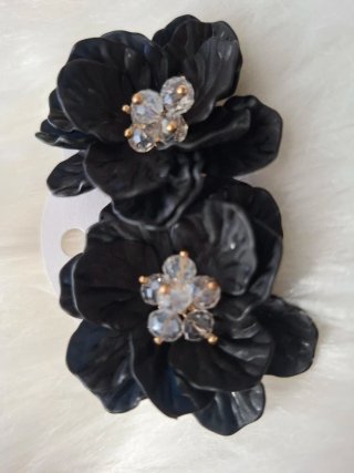 Orecchini fiore nero con dettagli oro