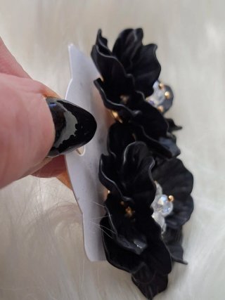 Orecchini fiore nero con dettagli oro