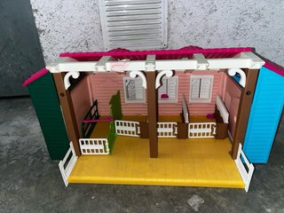 Establo de juguete rosa y azul