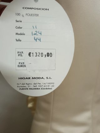 Vestido de fiesta beige con flor dorada