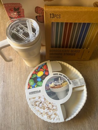 Jarra con Taza y Pajitas Reutilizables