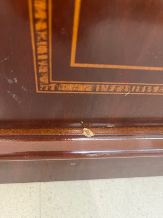 Mueble clásico de madera con detalles dorados