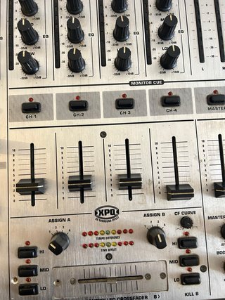 Mesa de mezclas Behringer DJX700