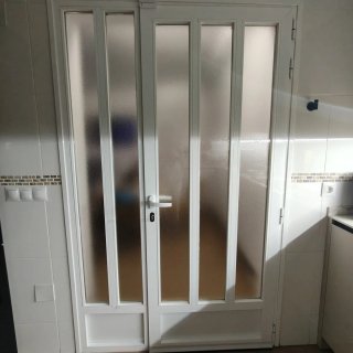 Puerta de aluminio con cristal